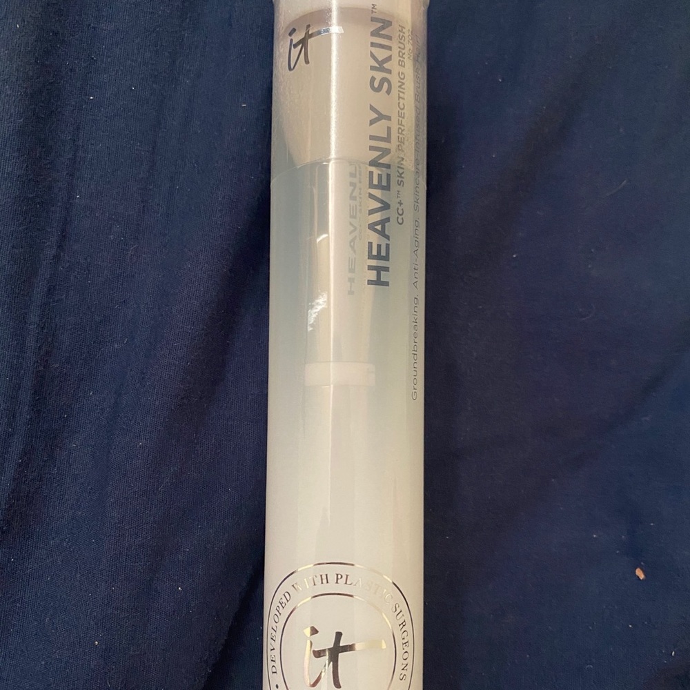 It cosmetics brush - heavenly skin